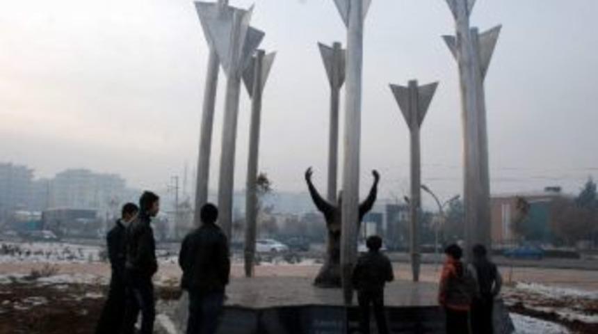 Diyarbakır&rsquo;da Uludere'de Hayatını Kaybedenler İ&ccedil;in Anıt Dikildi