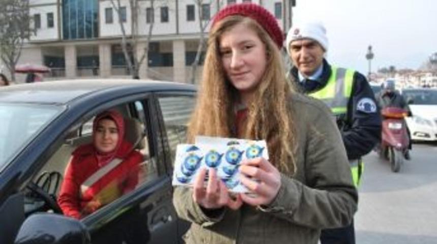 Amasya&rsquo;da Polisle &Ouml;ğrenciler S&uuml;r&uuml;c&uuml;lere Nazarlık Dağıttı