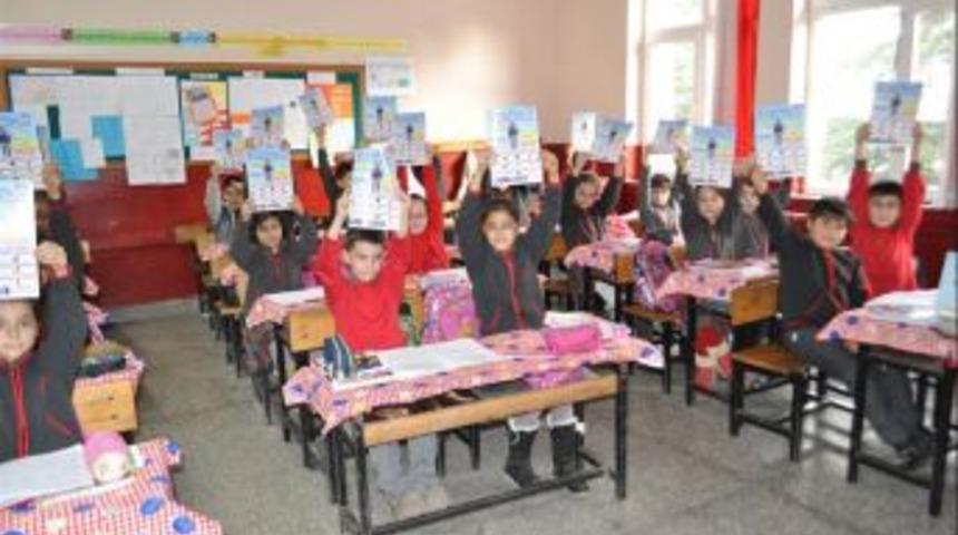 Toplum Destekli Polislerden Öğrencilere Takvim Dağıtıldı