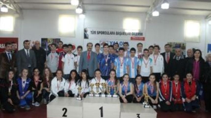 Masa Tenisi Şampiyonasında Kupalar Sahiplerini Buldu
