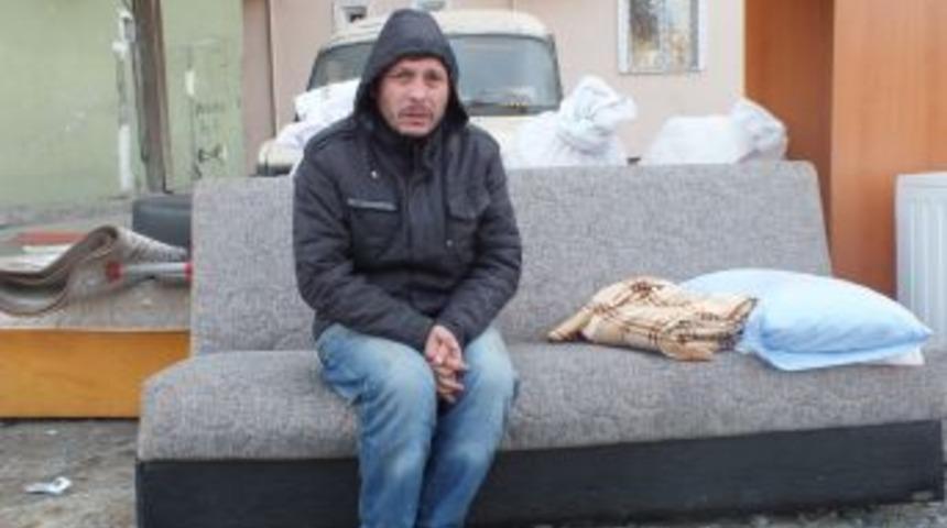 Kirayı &Ouml;deyemeyen Aile, 18 G&uuml;nd&uuml;r Sokakta Yaşıyor