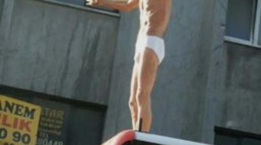 İzmir&rsquo;de Seyyar Satıcı &Ccedil;ıplak Eylem Yaptı