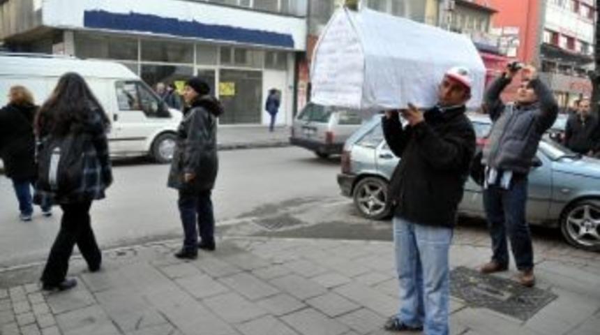 Cadde Ortasında Kendi Tabutunu Taşıdı