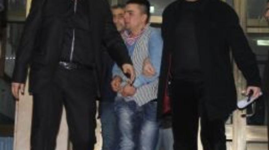Lise &Ouml;ğrencisini &Ouml;ld&uuml;ren Gen&ccedil; Ağlayarak Cezaevine Gitti