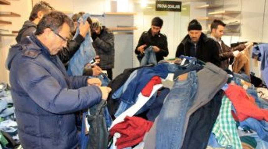 Vatandaşlar Iflas Eden Tekstil Mağazasına Akın Etti