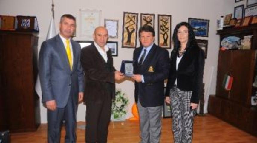 "sakin Başkan"a İzkef'ten Başarı Plaketi