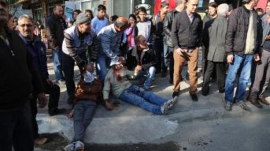 Kazada Yaralanan Baba-oğul Ambulansı El Ele Bekledi