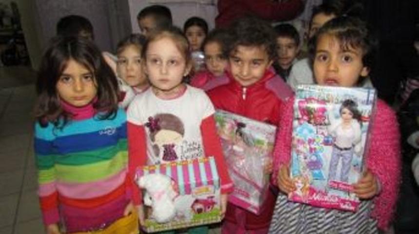 &Ouml;ğrencilere Oyuncak Dağıtıldı