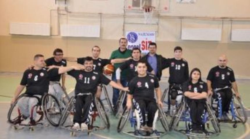 Engelliler Ma&ccedil;ında Dostluk Kazandı