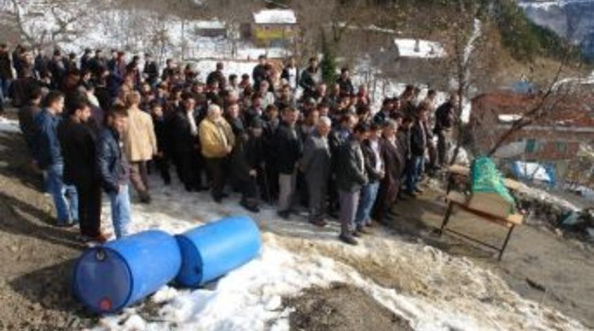 60 Yerinden Bı&ccedil;aklanarak &Ouml;ld&uuml;r&uuml;len Şahıs Defnedildi