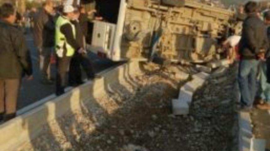 Lastiği Patlayan &Ouml;ğrenci Servisi Devrildi: 5 Yaralı