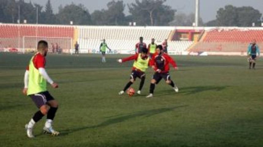 Balıkesirspor, İstanbul B&uuml;y&uuml;kşehir Belediyespor'a Bileniyor