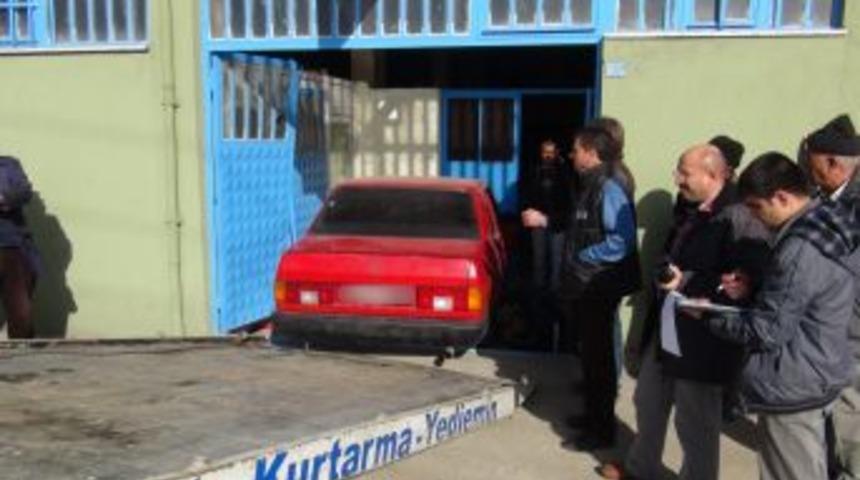 Polisten Ka&ccedil;arken Kaza Yapan Ara&ccedil;ta 4,5 Kilo Esrar &Ccedil;ıktı