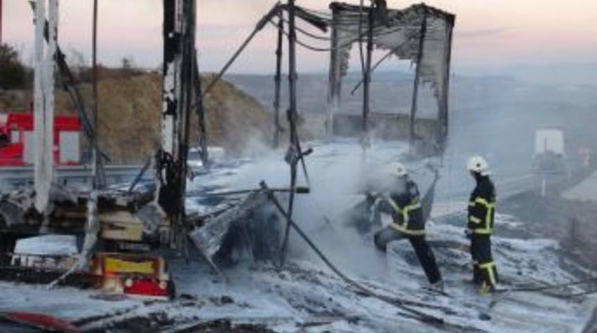 Seyir Halindeki TIR Cayır Cayır Yandı