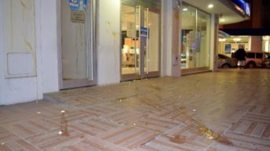 Eskişehir&rsquo;de Halk Bankası&rsquo;na Yumurtalı Saldırı