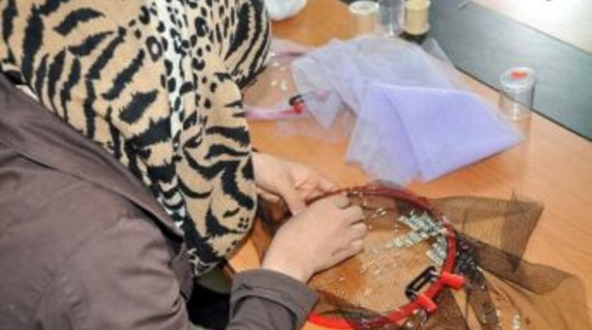 Suriyeli Kızlar Tel Kırma Sanatını &Ouml;ğreniyor