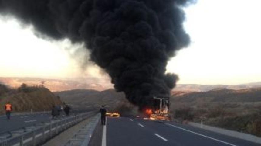 Strafor Y&uuml;kl&uuml; Tır Yandı