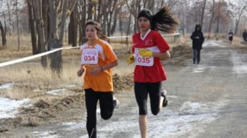 Erzincan&rsquo;da Okullar Arası Kros Yarışmaları Yapıldı