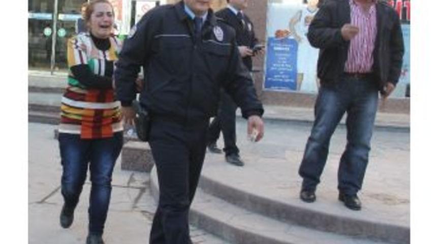 (&ouml;zel Haber) &Ouml;nce Kızını Darp Etti, Sonra Kameramanı D&ouml;vmeye &Ccedil;alıştı