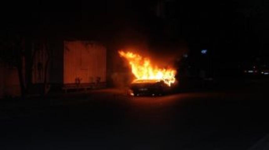 Antalya'da Park Halindeki Ara&ccedil; Yandı