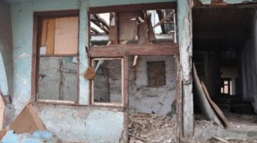 İzmit'te Harabe Binalar Yıkılıyor