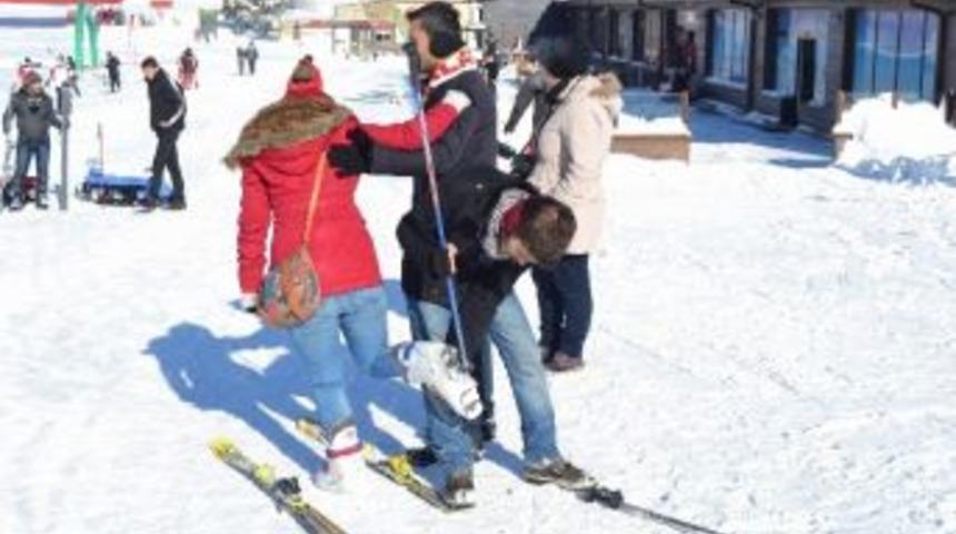 Erciyes'te Kayak Malzeme Satışı Yapan Esnafın Y&uuml;z&uuml; G&uuml;l&uuml;yor