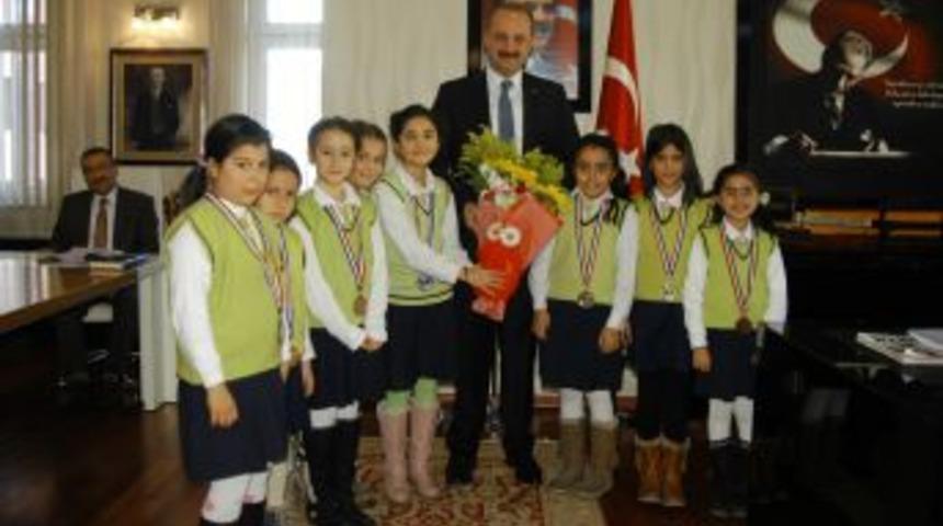 Minik Satran&ccedil;&ccedil;ılar Sevin&ccedil;lerini Başkan Ile Paylaştı