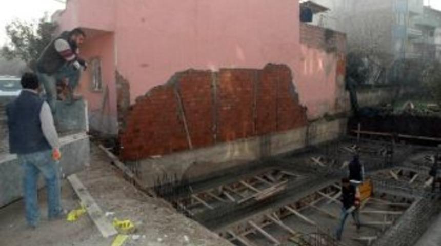 Temel Kazılırken Yıkılan Evin Duvarı &Ouml;r&uuml;ld&uuml;