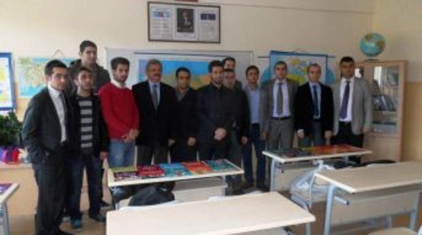 &Uuml;niversiteli &ouml;ğrenciler Sosyal Bilgiler sınıfı oluşturdu