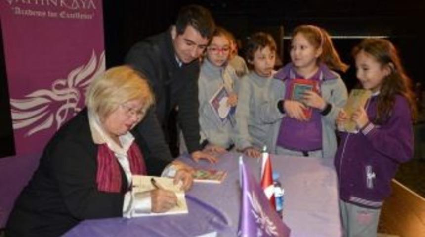 Yazar İ&ccedil;&ouml;z&uuml; Şahinkaya'ya Hayran Kaldı