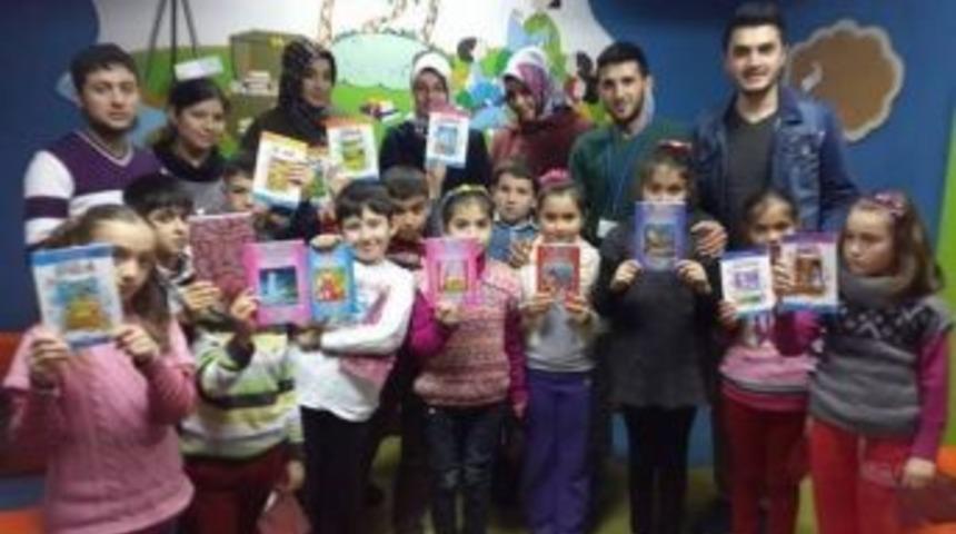 &Uuml;niversiteliler Tegv&rsquo;li &Ccedil;ocuklara Kitap Hediye Etti