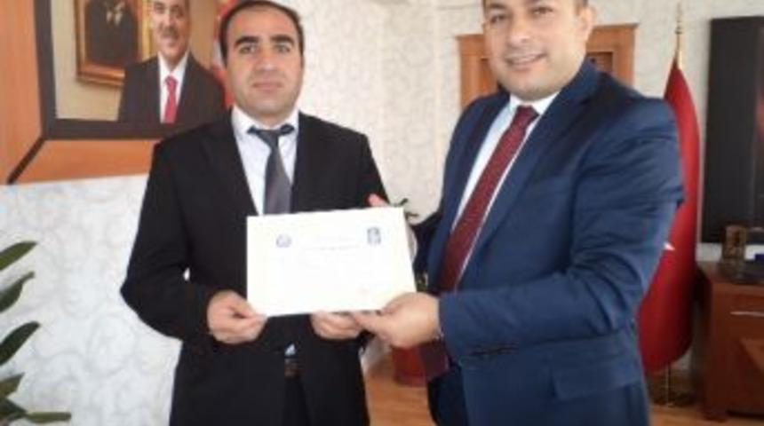 Kaymakam Şahin&rsquo;den M&uuml;d&uuml;r Sever&rsquo;e &Uuml;st&uuml;n Takdir Belgesi