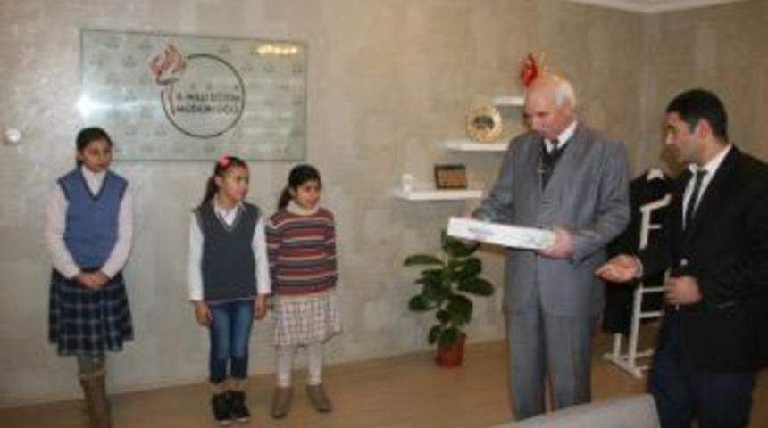 Resim Yarışmasında Dereceye Giren &Ouml;ğrenciler &Ouml;d&uuml;llendirildi