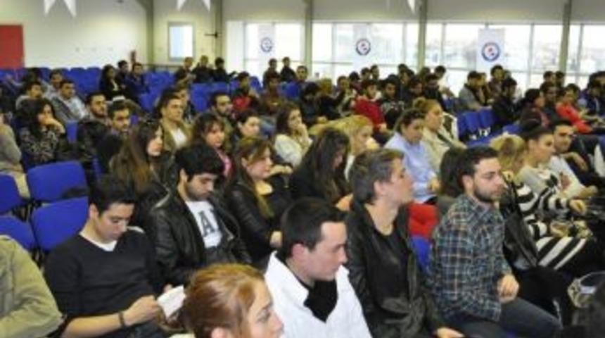 İzmir Üniversitesi'nde "sinema, Medya Ve Toplumsal Değişim" Konferansı