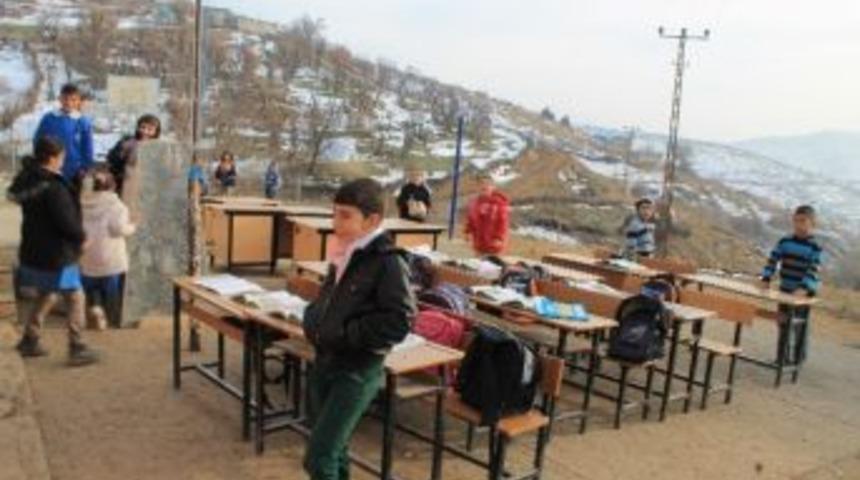 Tavanı Su Damlatan Okulun &Ouml;ğrencileri Karda Ders Yaptı