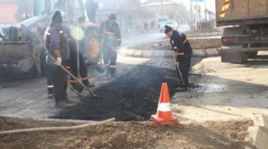 Akyazı Belediyesi Ekipleri &Ccedil;alışmaları Aralıksız S&uuml;rd&uuml;r&uuml;yor