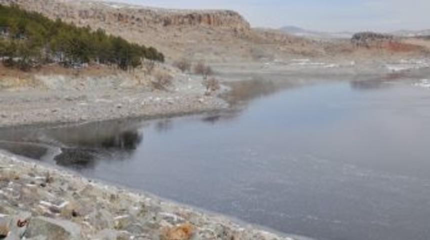 Aksaray'da Mamasın Barajı Buz Tuttu