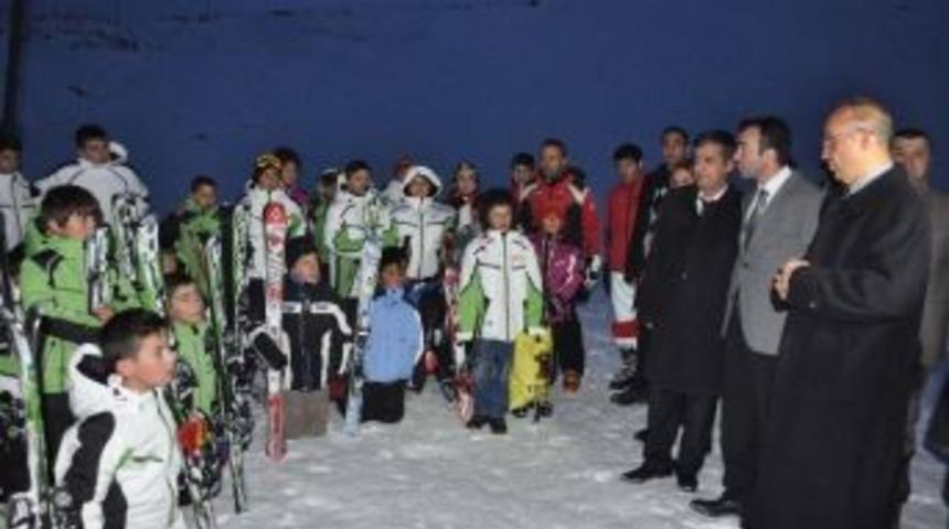 Vali Yurdakul 625 &Ouml;ğrenciye Kayak Takımı Hediye Etti