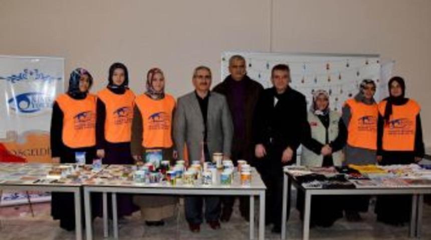 7 Kıtadan Topladığı Koleksiyonunu Afrikalı Yetimlere Bağışladı