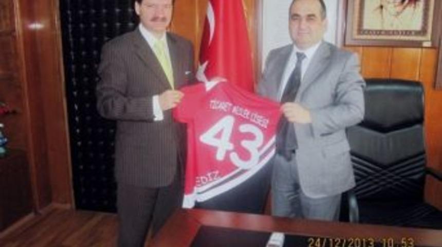 Voleybol Takımı Kaymakam Yılmaz&rsquo;a Forma Hediye Etti
