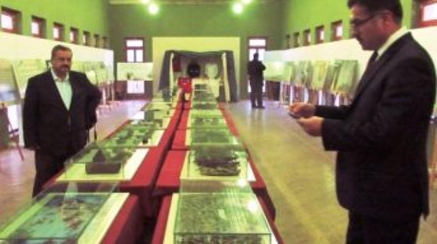 Vali Turhan, M&uuml;zede Savaş Eşyalarını Fotoğrafladı