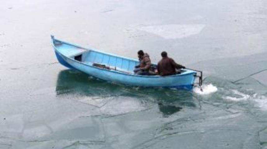 Donmuş G&ouml;lde Buz Kırma Operasyonu