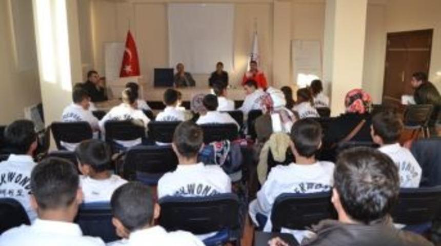 Olimpiyat İkincisi Tatar Vanlı Tekvandocularla Bir Araya Geldi