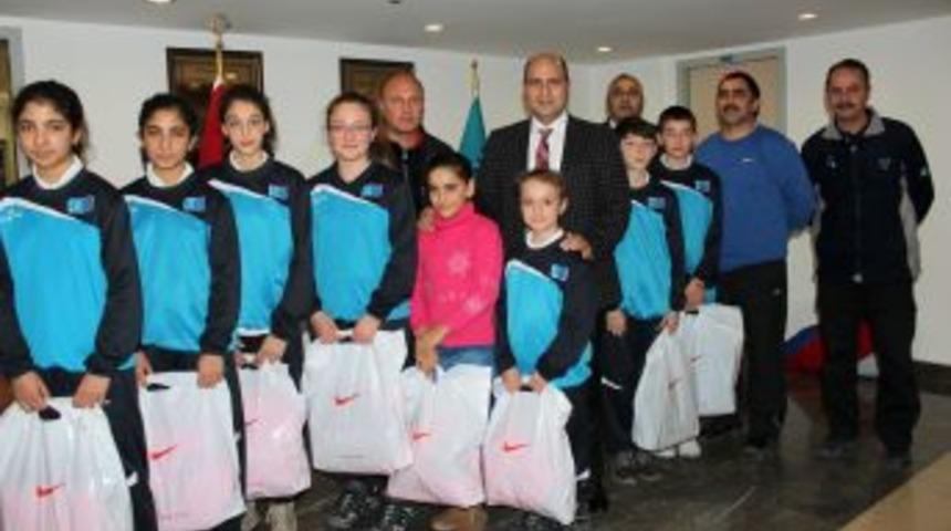 T&uuml;rk Telekom Amat&ouml;r Spor Kul&uuml;b&uuml; Başarılı Badmintoncuları &Ouml;d&uuml;llendirdi