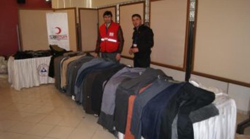 Kızılay, &Uuml;niversite &Ouml;ğrencilerine Giysi Yardımı Yaptı