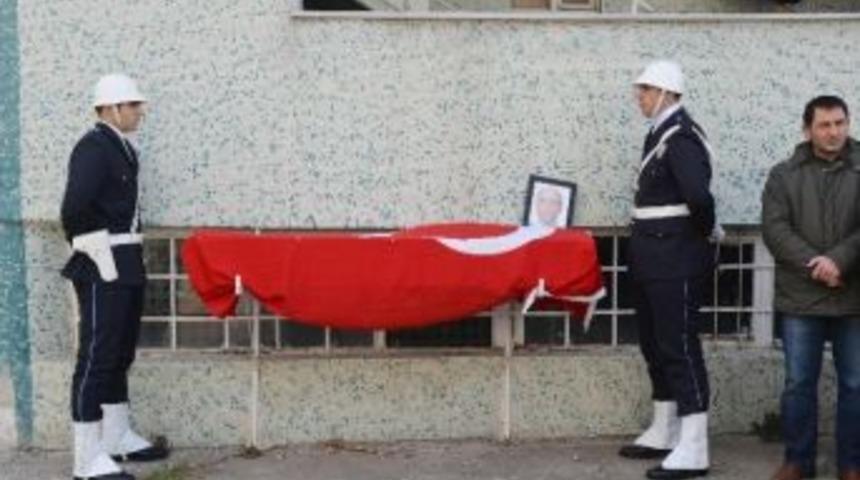 Kalp Krizinden &Ouml;len Polis Memuru Toprağa Verildi