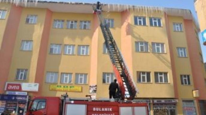 Sa&ccedil;aklarda Sarkan Buzlar Tehlike Oluşturuyor