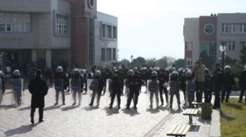 Ad&uuml;&rsquo;de Karşıt G&ouml;r&uuml;şl&uuml; &Ouml;ğrenciler Arasında Arbede