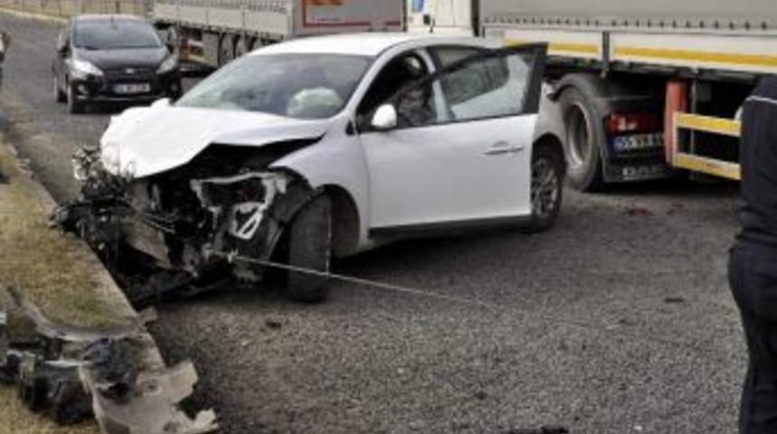 Otomobil Kaza Yaptı, S&uuml;r&uuml;c&uuml; Yara Almadan Kurtuldu