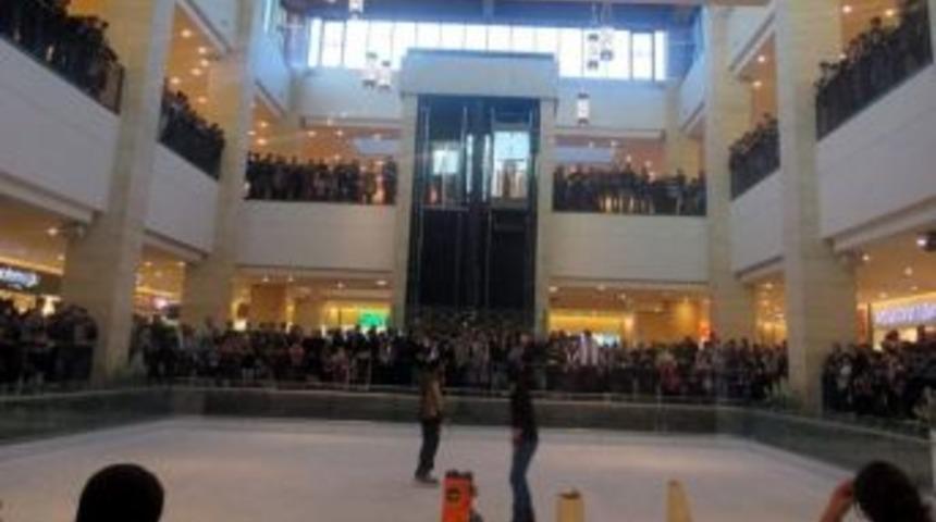 Buz Pistindeki İll&uuml;zyon G&ouml;sterisi Nefes Kesti